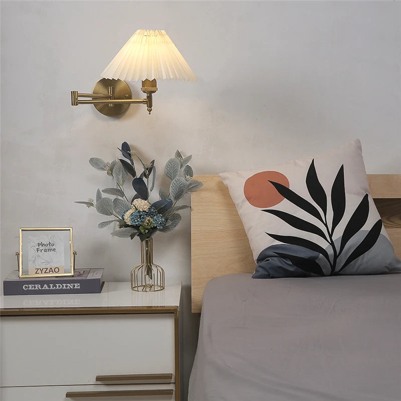 Foldable and rotatable wall lamp