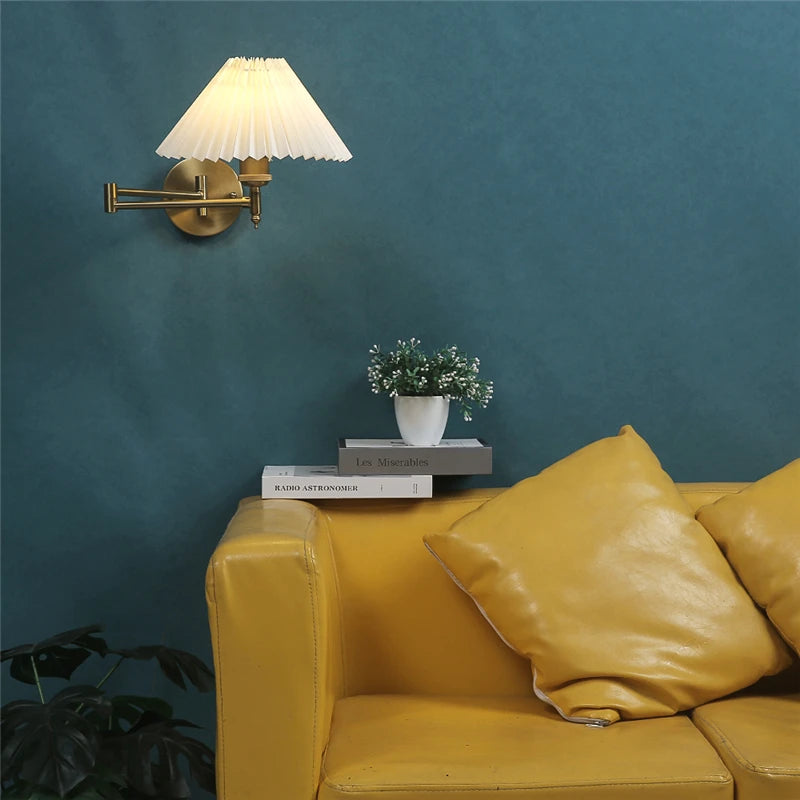 Foldable and rotatable wall lamp