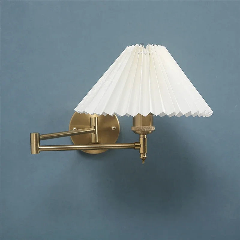 Foldable and rotatable wall lamp