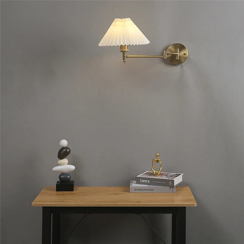 Foldable and rotatable wall lamp