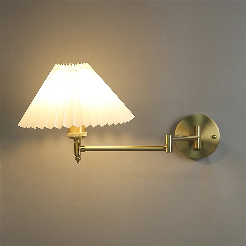 Foldable and rotatable wall lamp