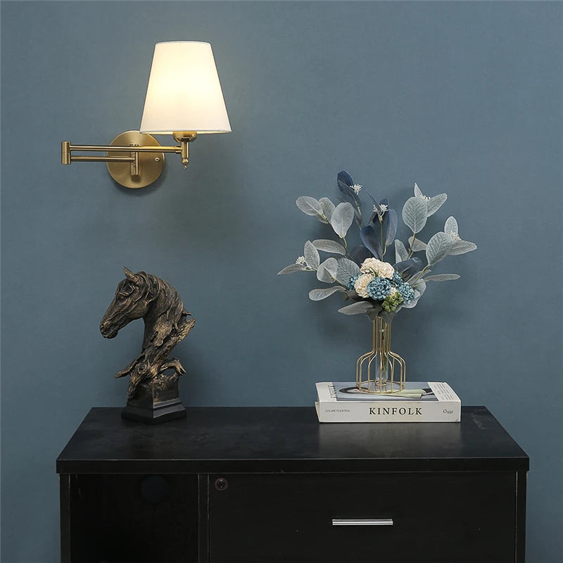 Foldable and rotatable wall lamp