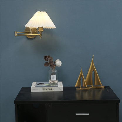 Foldable and rotatable wall lamp