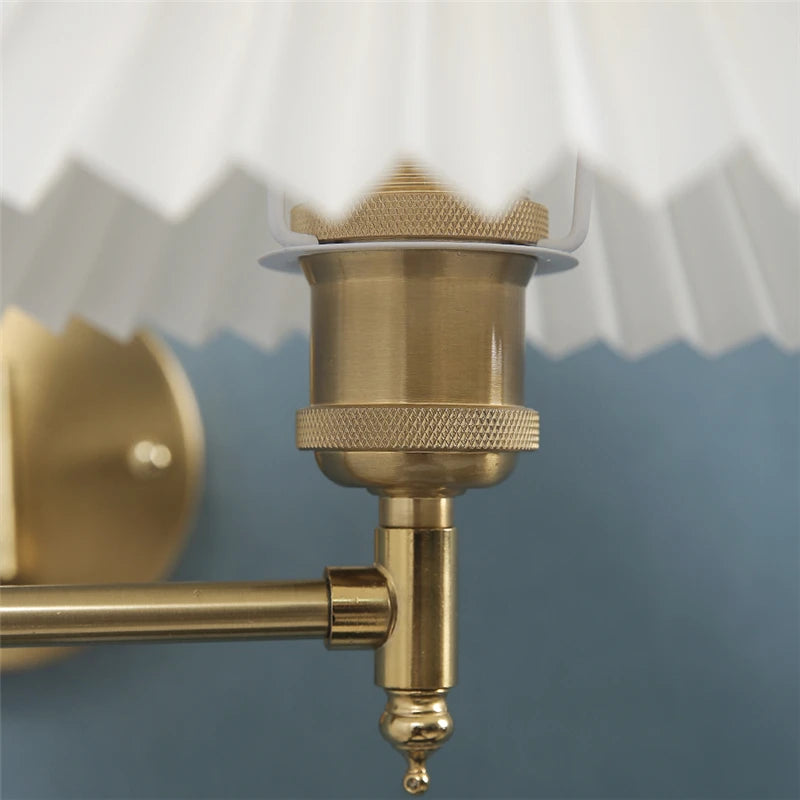 Foldable and rotatable wall lamp